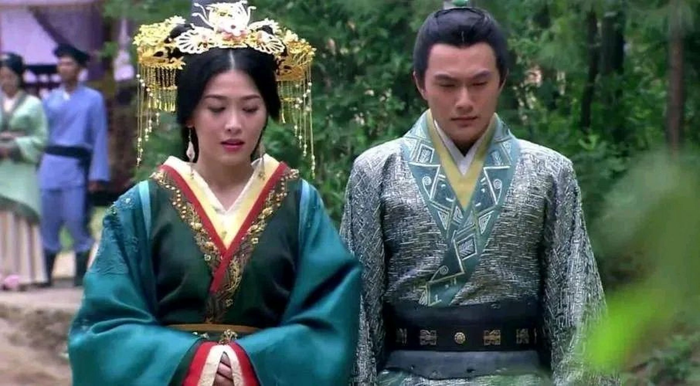 新婚之夜,宾客散去,卫青走进新房,平阳公主褪去衣衫,羞涩地抚着他健壮