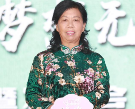 周星驰御用丑角,两部戏赚足两套房,张美娥才是最幸运星女郎