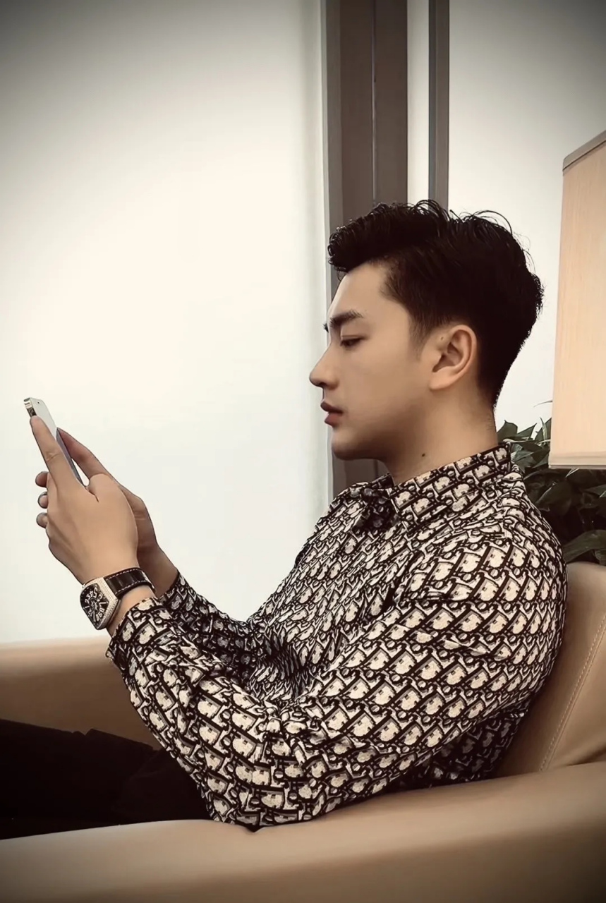 精致的五官,完美的侧颜,行走的衣架子#帅哥