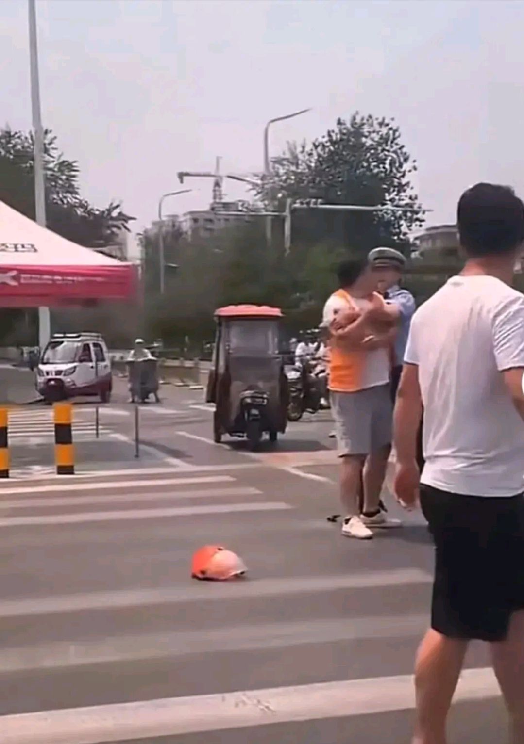 网传河南安阳一男子当街殴打两名交警,交警支队:已移交分局处理