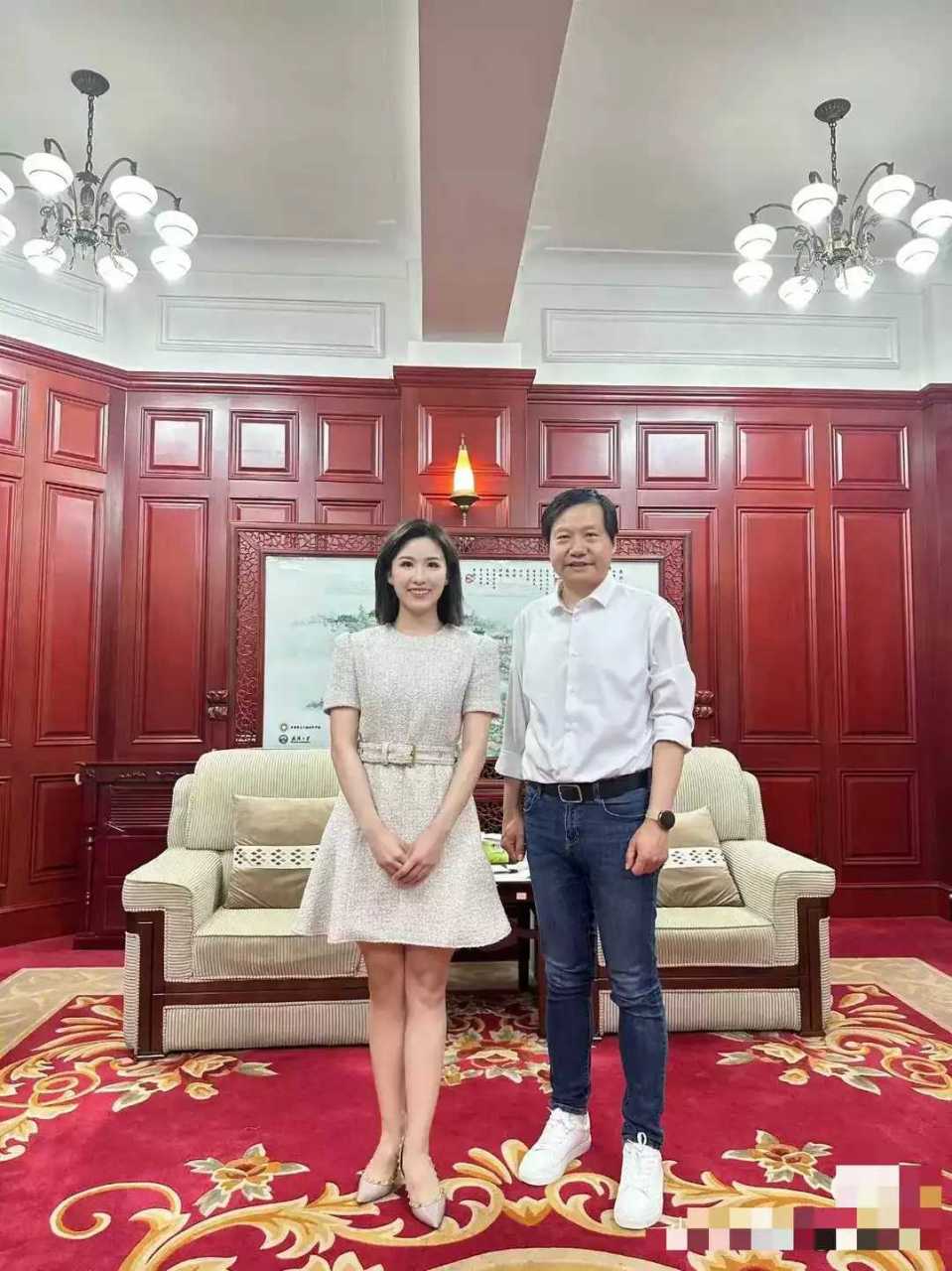 突然发现雷军雷总的小白鞋特别好看,雷总能给个链接吗