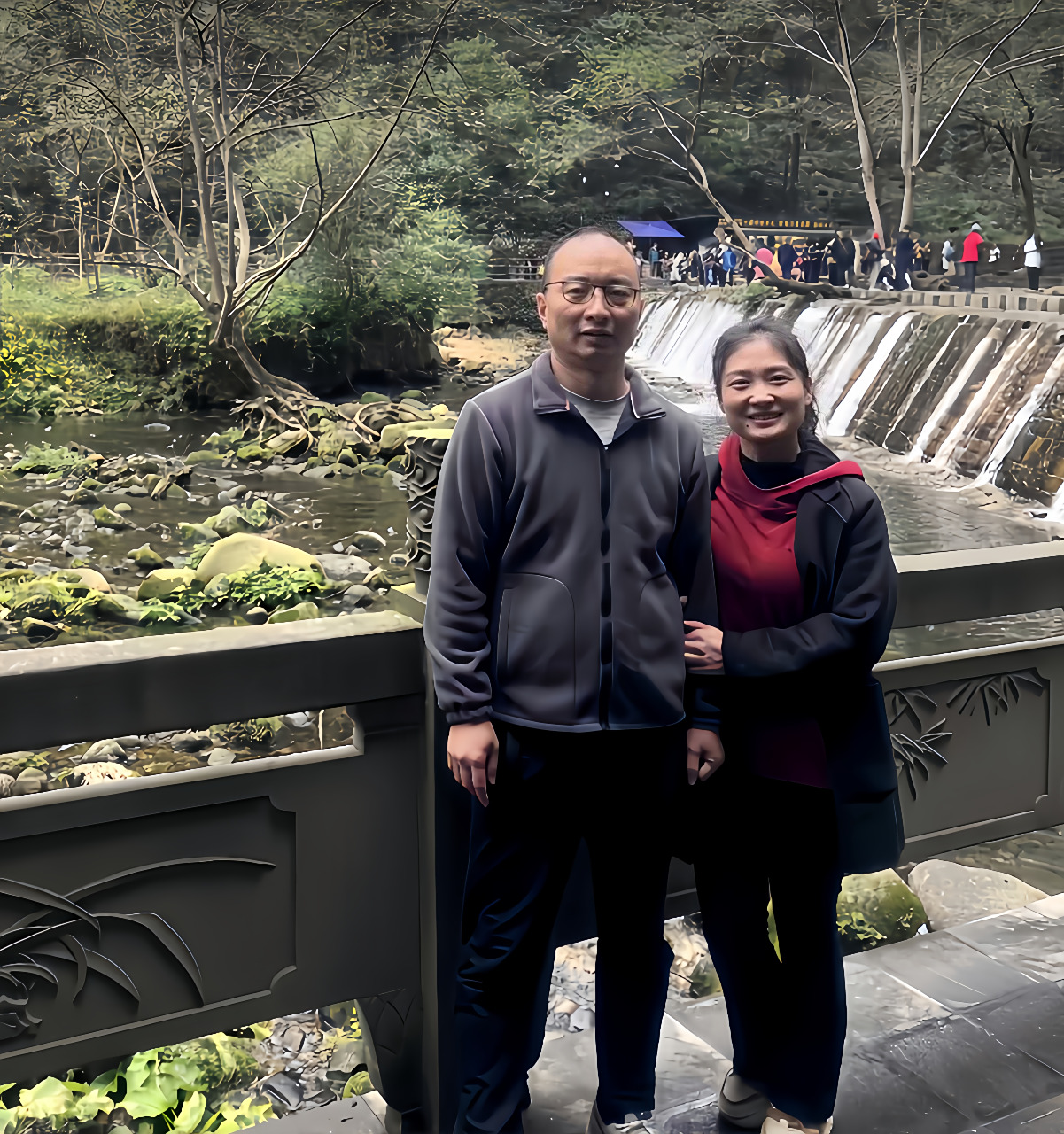 18年前,一对小夫妻在一个瀑布旁边合影.这是的他们30多岁,还很年轻.