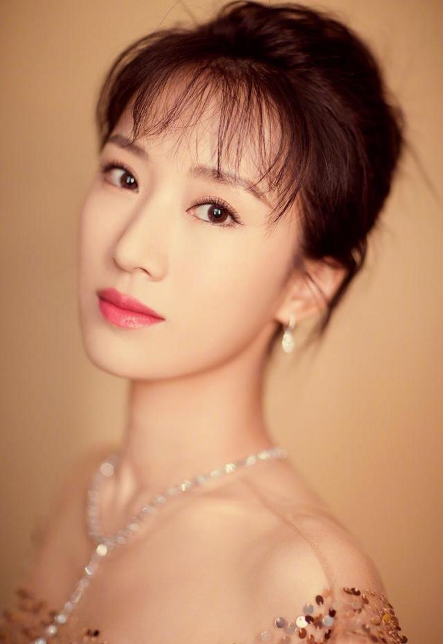 每次看到亮相出镜的李念,都会忍不住观看几遍,因为她实在是太迷人了!