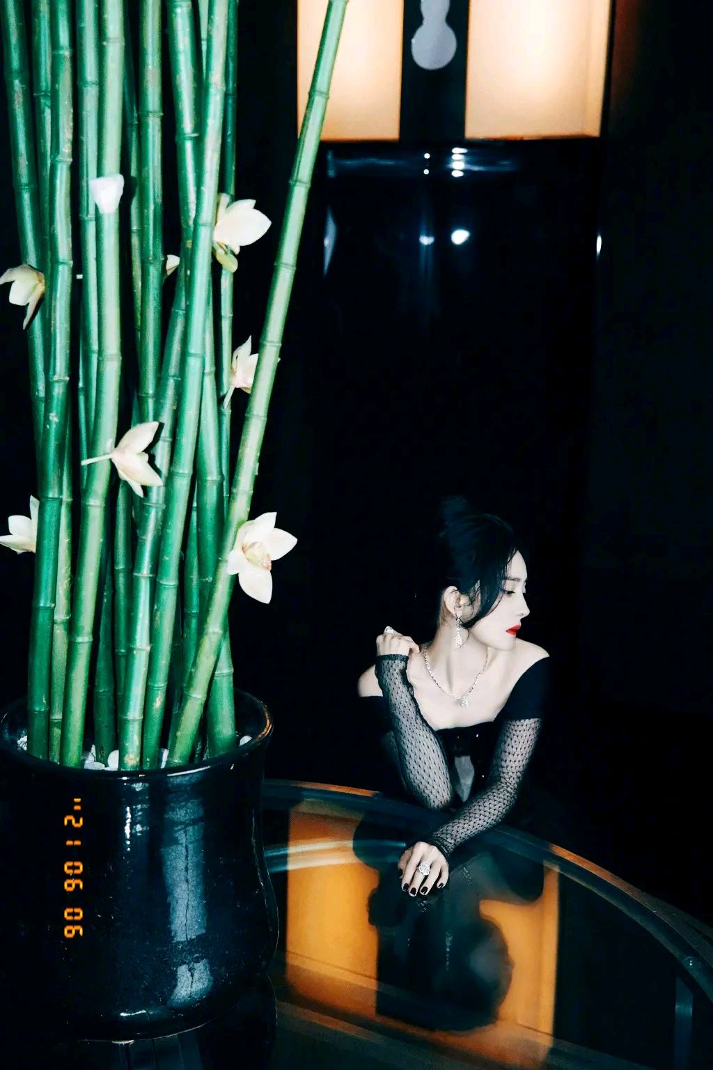 杨幂身穿黑色低胸礼裙尽显妩媚动人