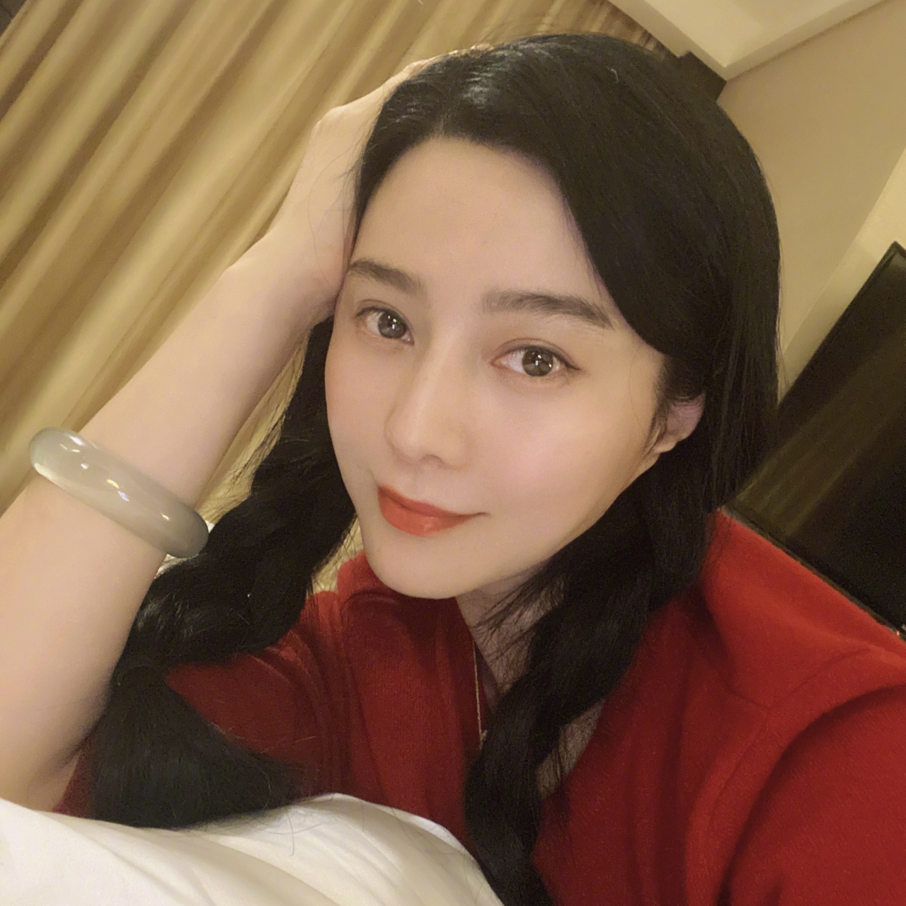 双马尾发型的范冰冰,嫩回"18岁"!