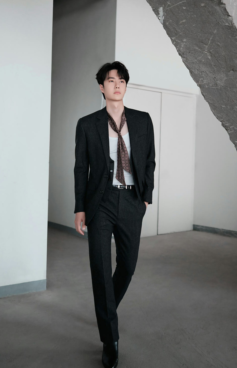 王一博# #王一博黑西装花领带# 王总出山必然炸裂全场 太帅了