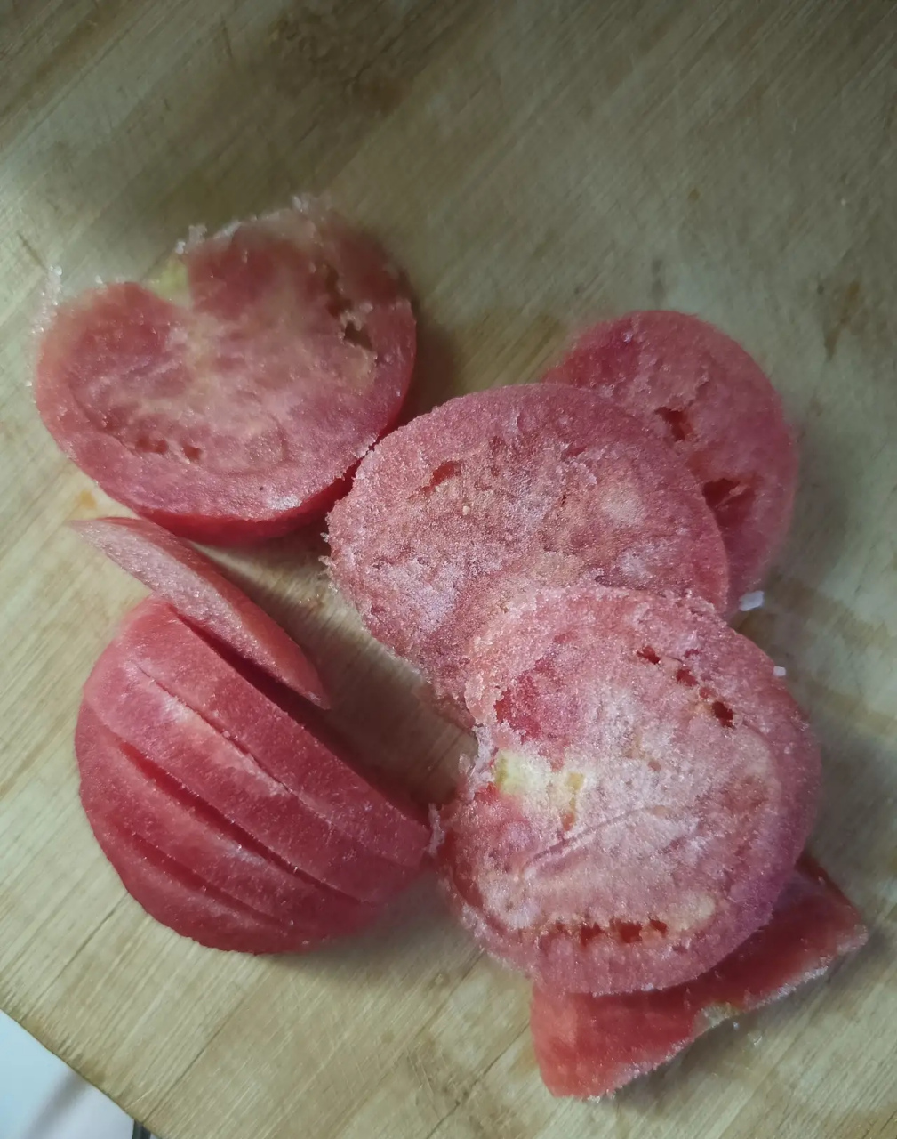 这就是冻过的西红柿,准备做粉汤,发现家里没有西红柿了,又难得下楼就