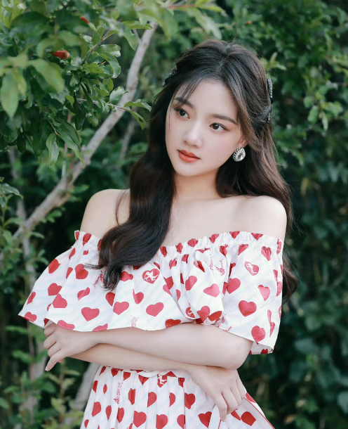 金星评价迪丽热巴穿深v,展示自信大方,刘诗诗与化妆师起争执