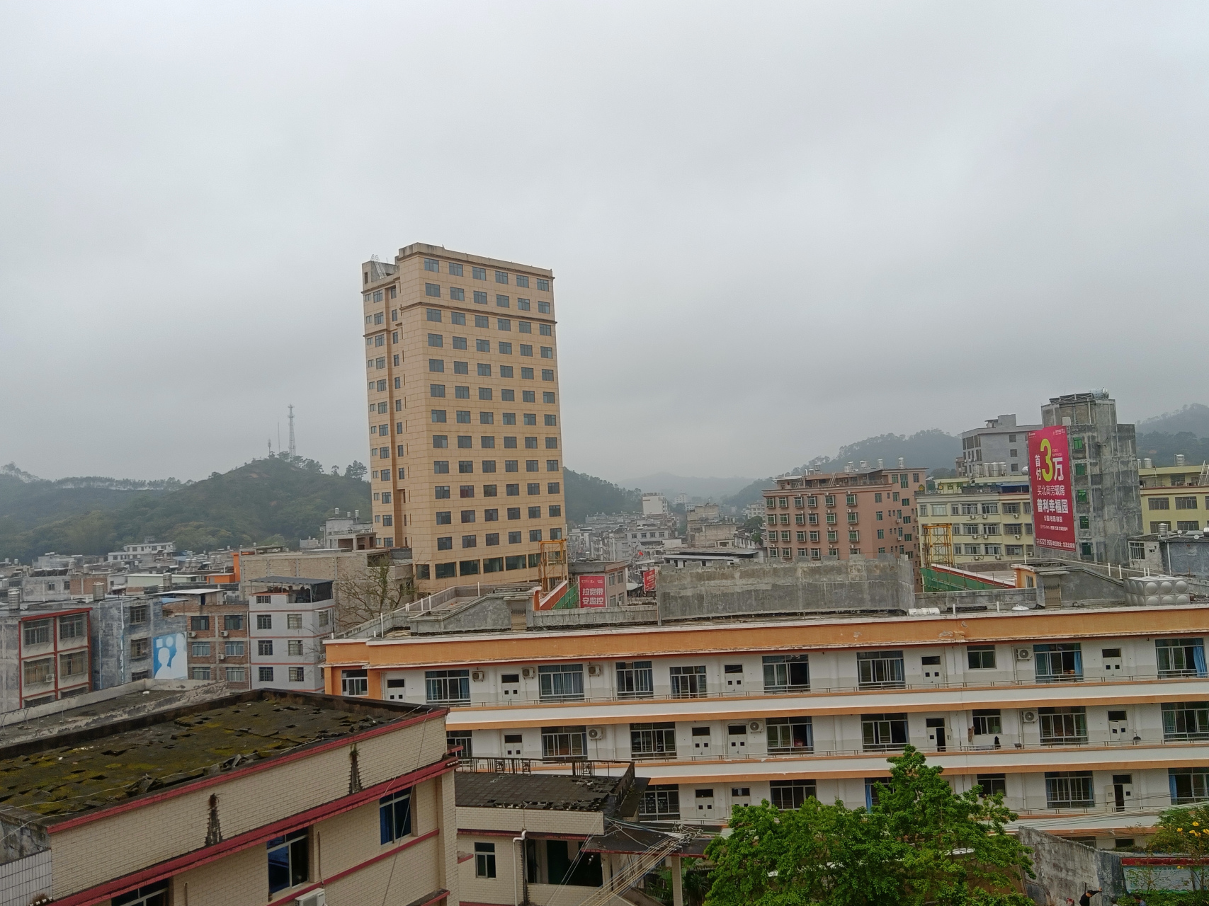 六靖镇位于广西玉林市北流市南部,离北流市区近60公里,是一个偏远的