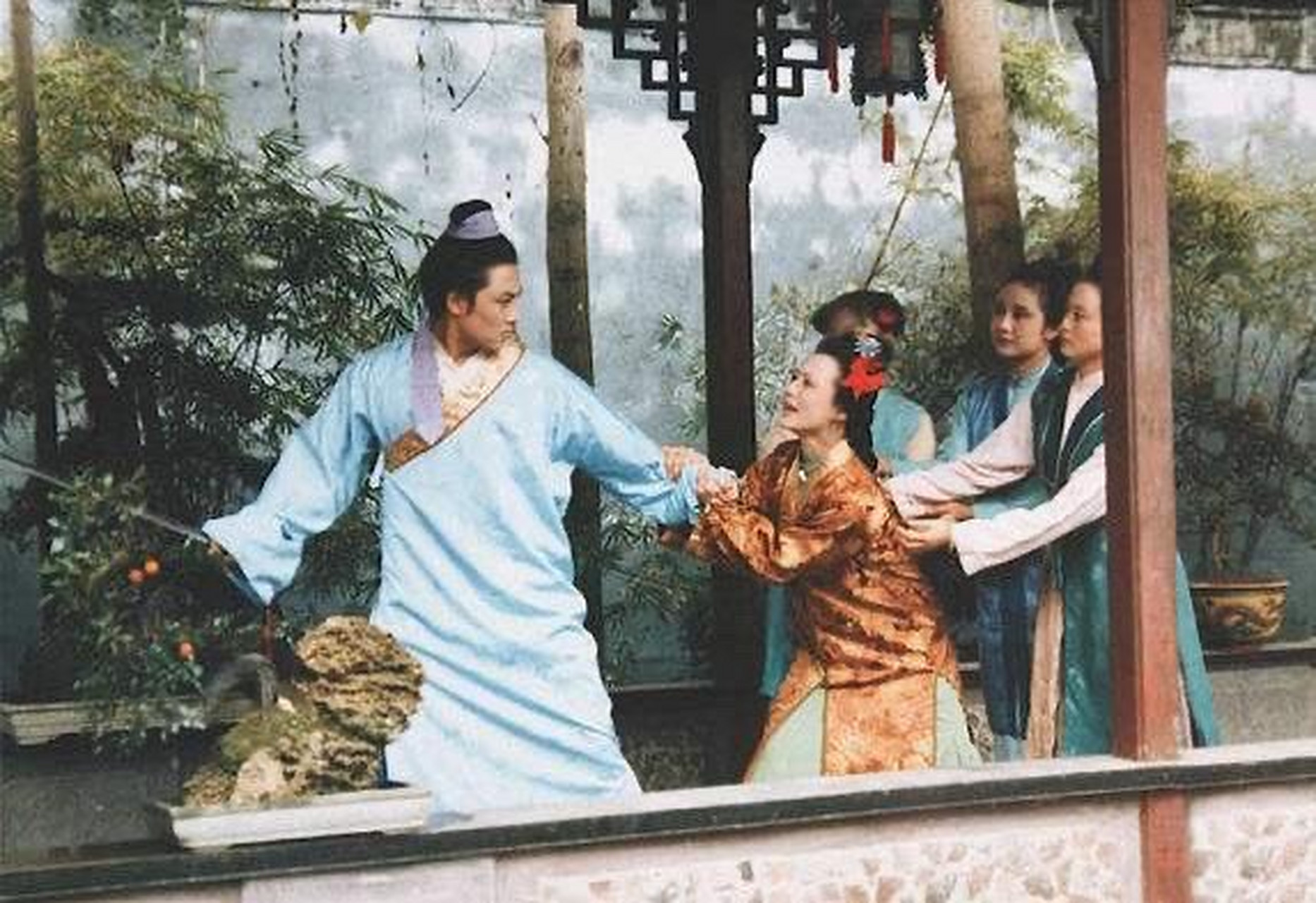 鲍二是《红楼梦》中的一个小人物,他出场的次数并