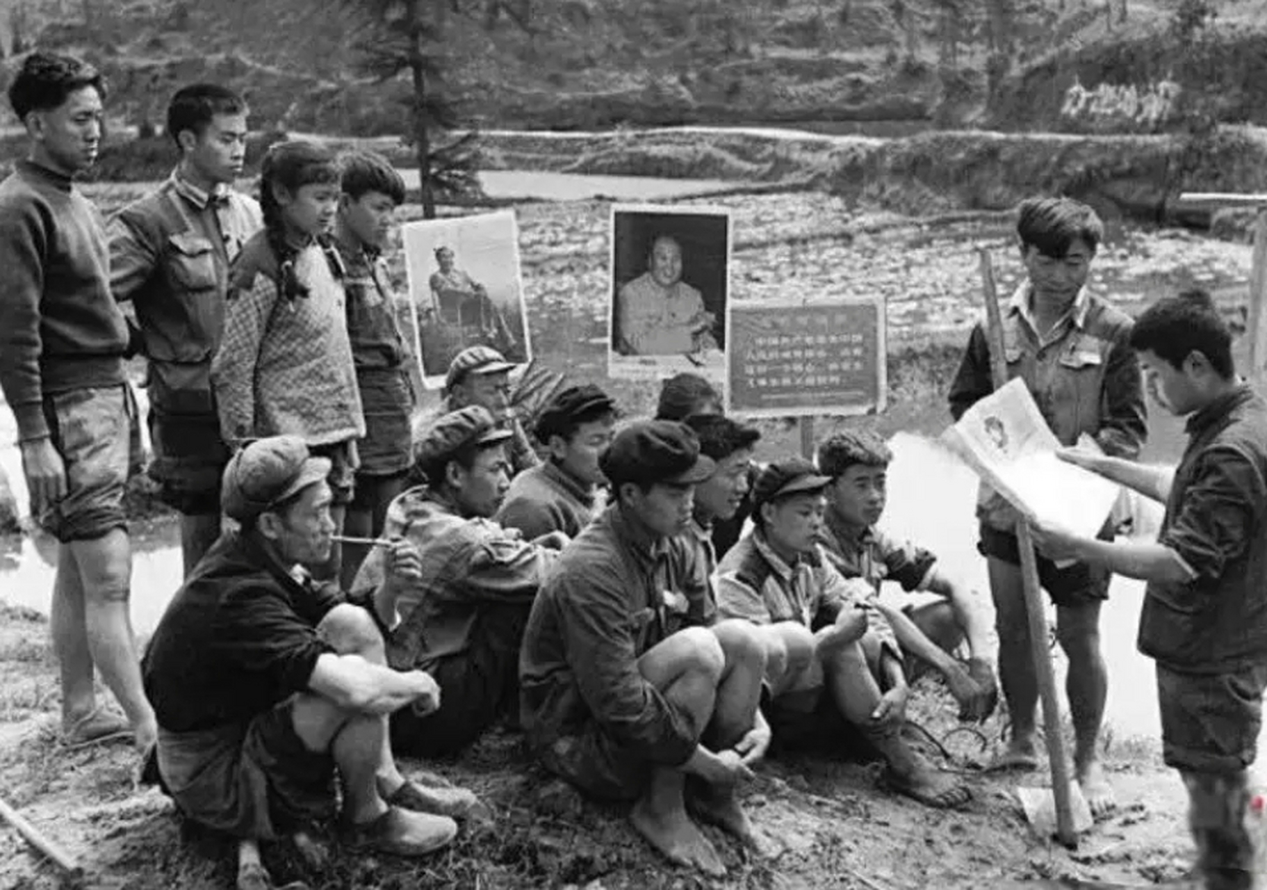 这是1969年上山下乡的知青和贫下中农利用劳动间隙的休息时间,一起坐