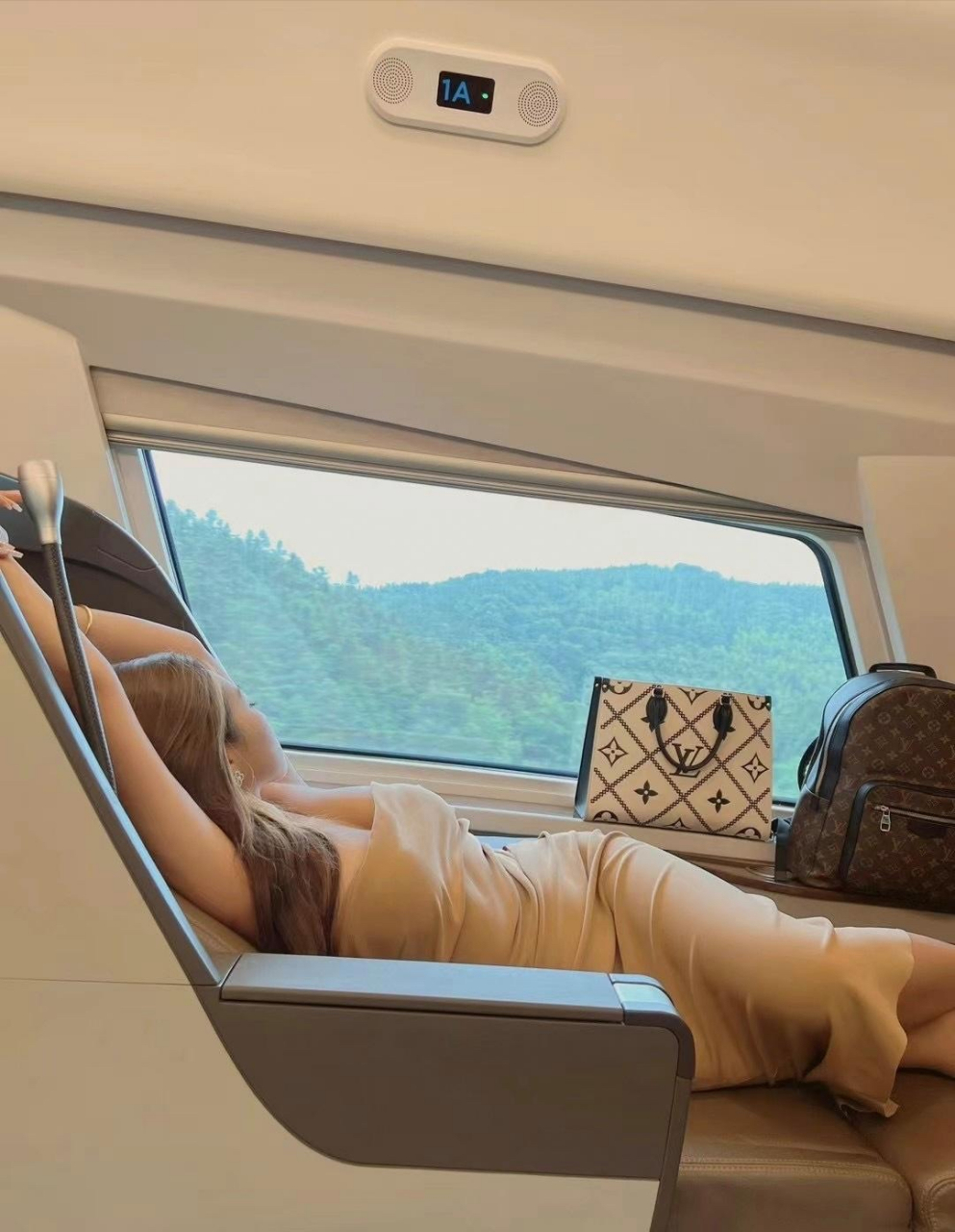 有条件的坐高铁还是要坐商务座啊,圈子不一样