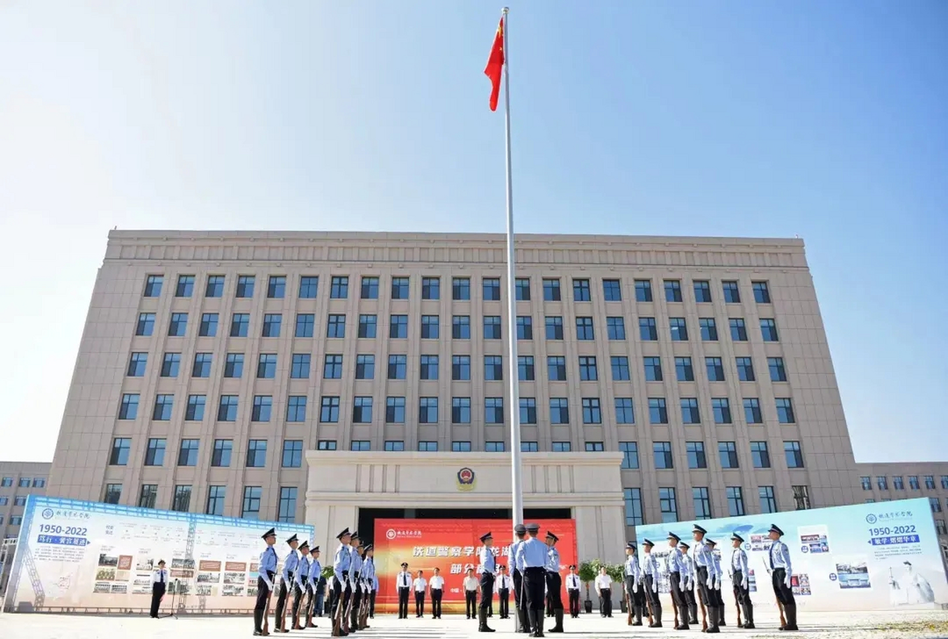 铁道警察学院龙湖校区部分启用了,看起来校园建设得很漂亮,硬件设施一