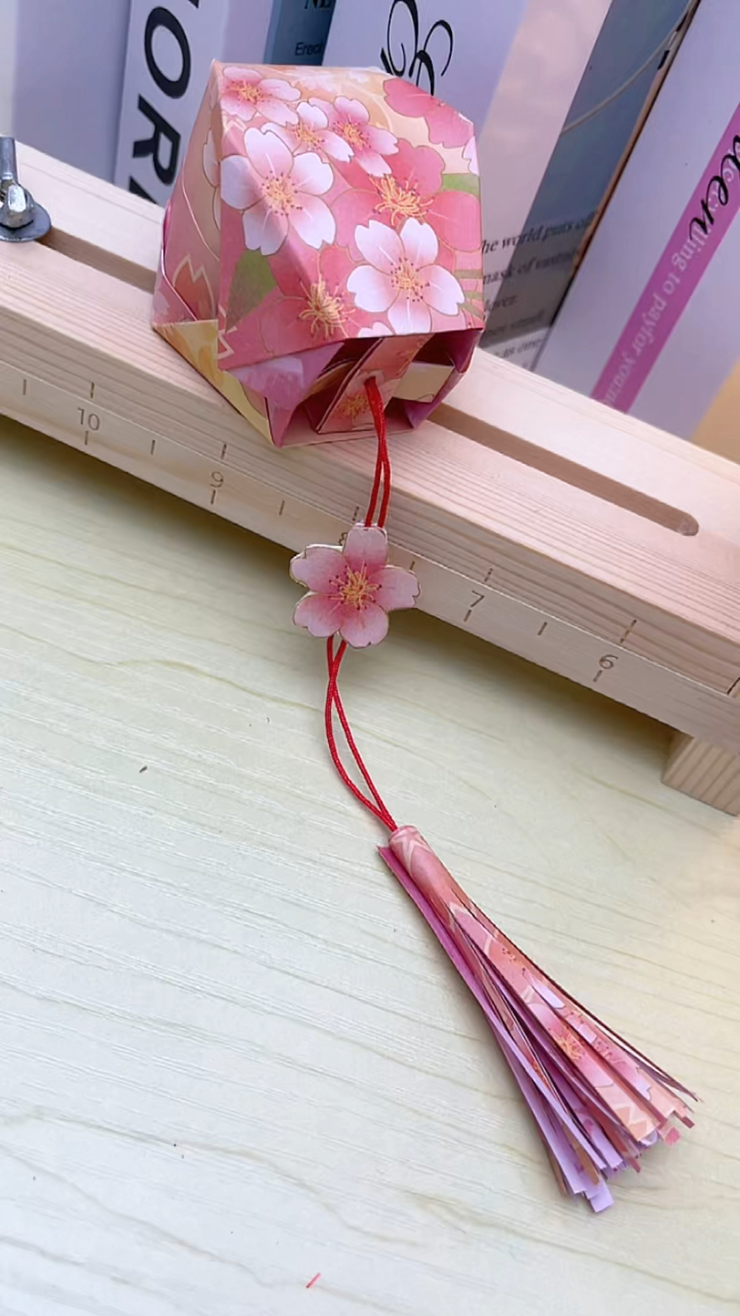 中秋佳节折个樱花孔明灯,为家人朋友祈福.