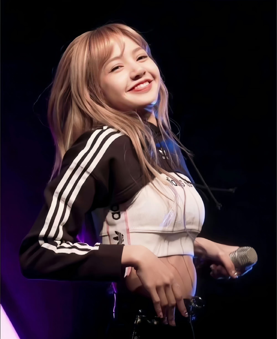 好想捏捏lisa的脸!好可爱! #blackpink