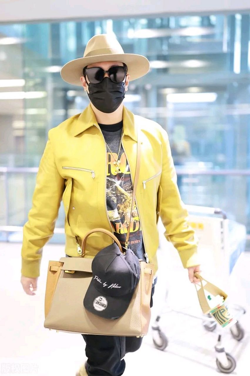 潘玮柏出现在上海机场,他这次搭配的超有时尚感,像个帅气又潮流的牛仔