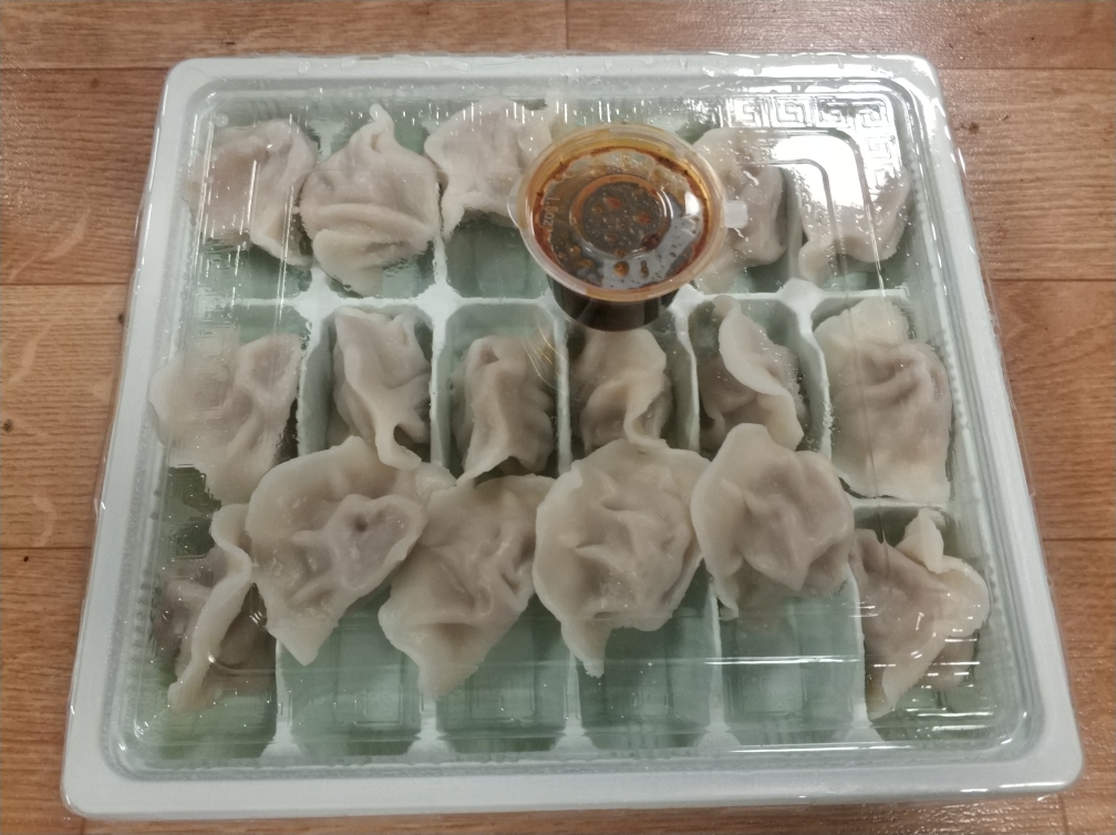 外面东北餐馆啥馅都有,叫个外卖吧,随便点,可劲吃.
