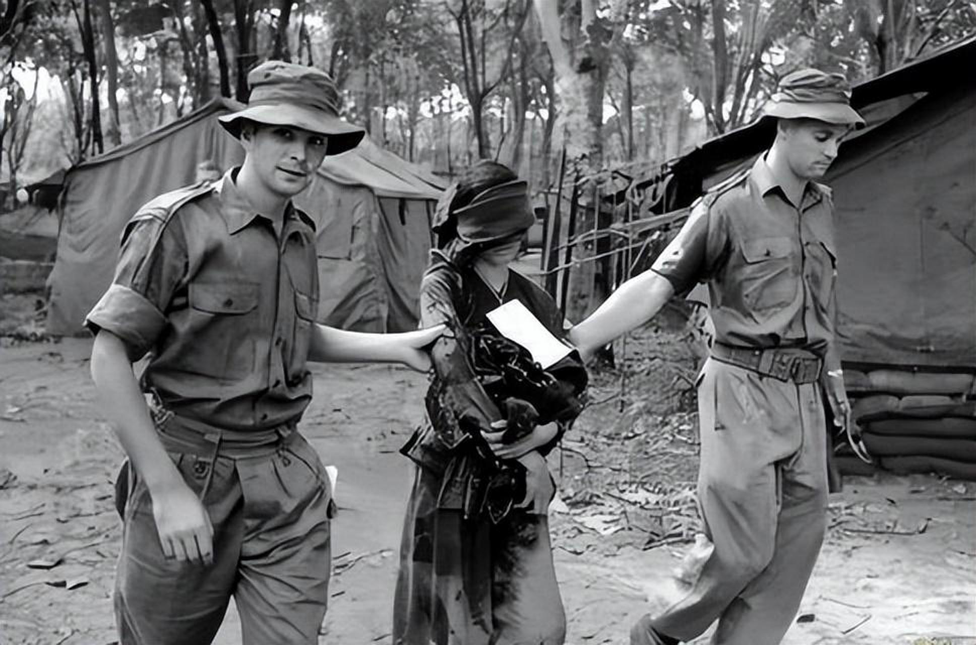 越南女兵被美军俘虏后下场一般都非常惨,原因很简单,因为当时越南女兵