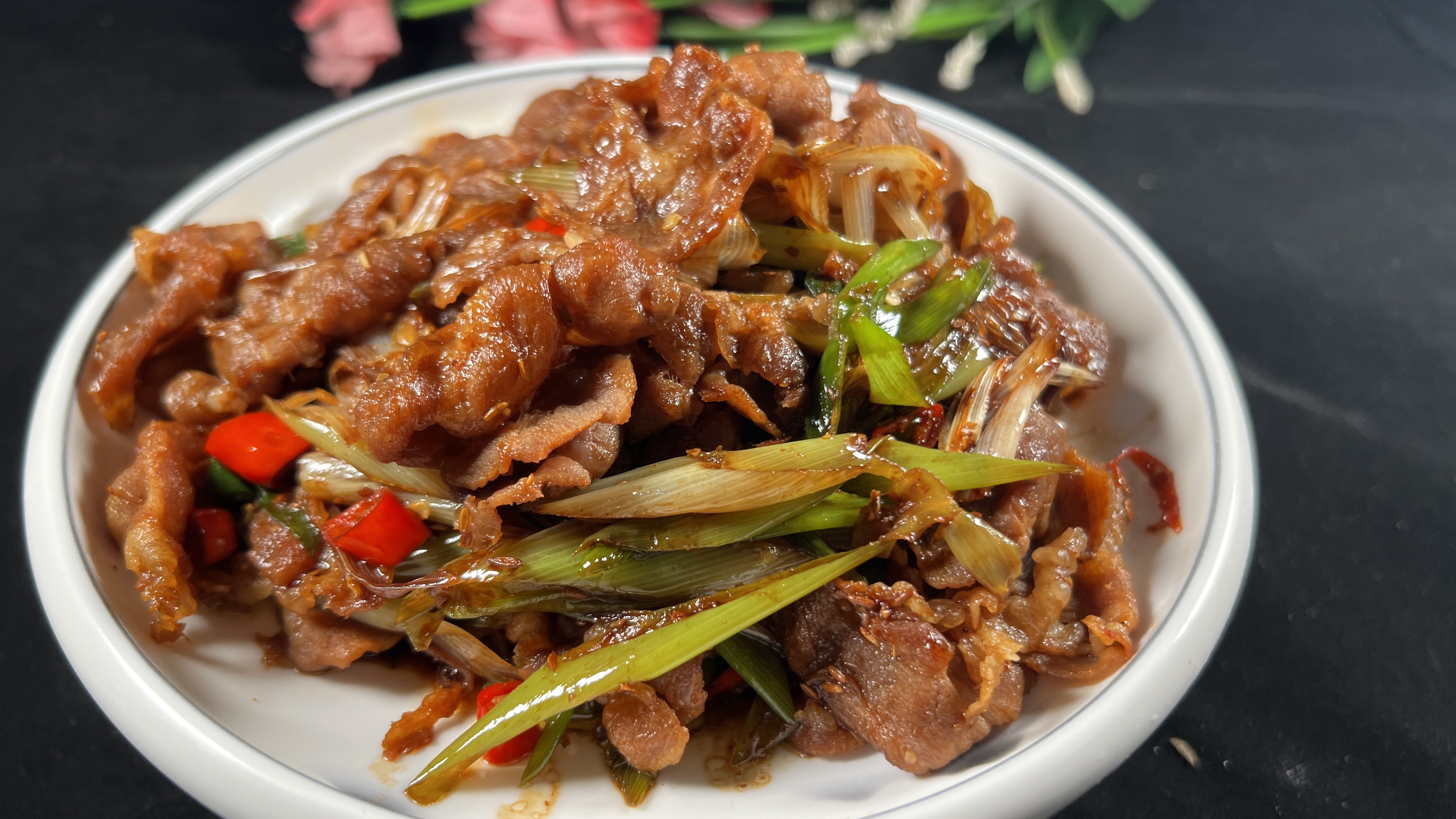 葱爆孜然羊肉要这样做,肉质鲜嫩,比外边的烤串还要好吃