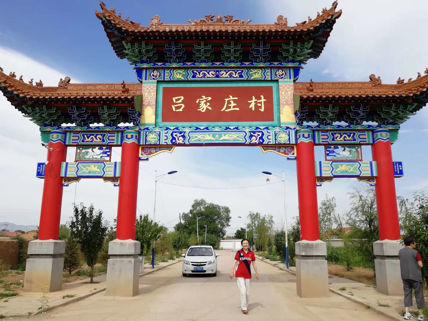 村口牌坊#村口牌楼# 村门牌坊是河南农村大门牌坊中较为常见的样式.