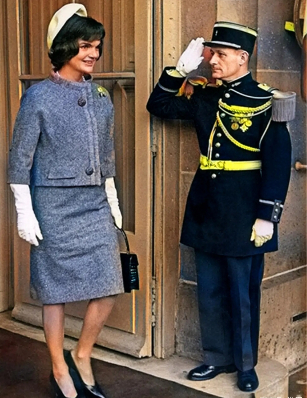 1961年,杰奎琳·肯尼迪穿着纪梵希设计的正装走出红毯,老兵只能站在