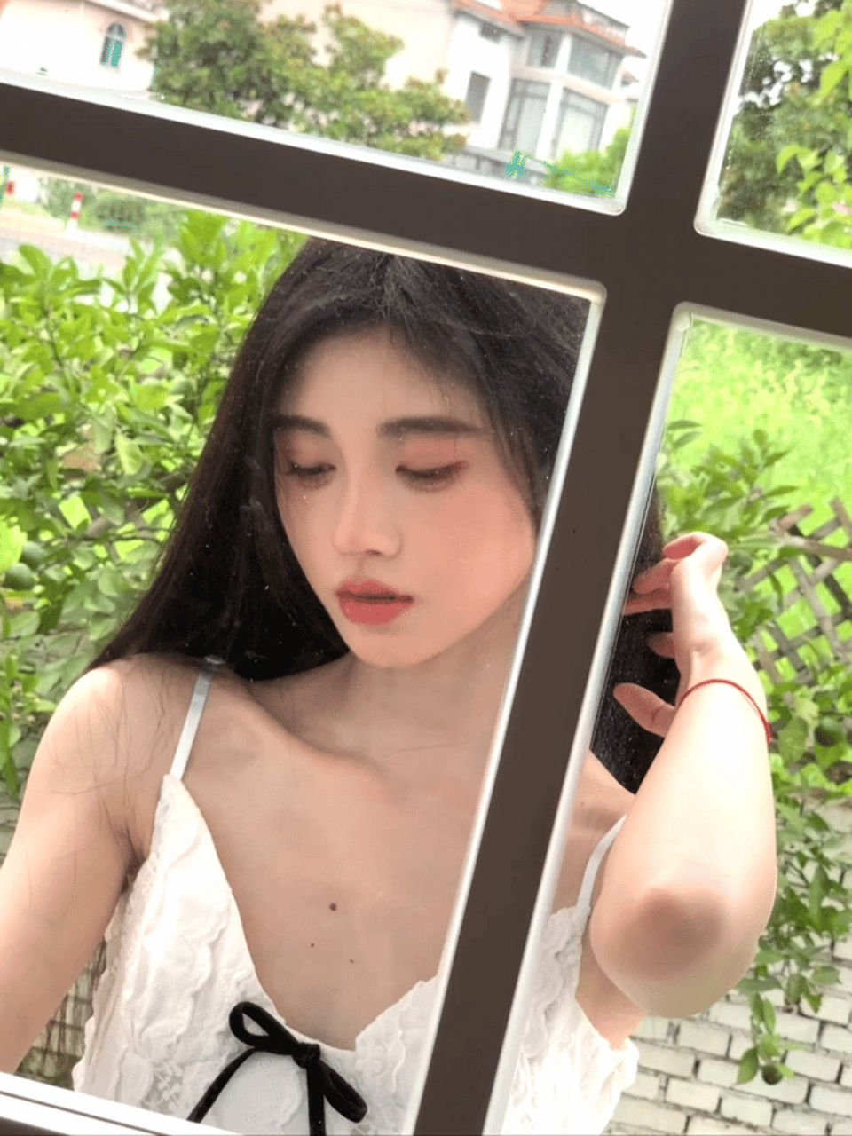 吊带裙美造型到我了[心][心][色]#鞠婧祎##鞠婧祎白色吊带裙写真