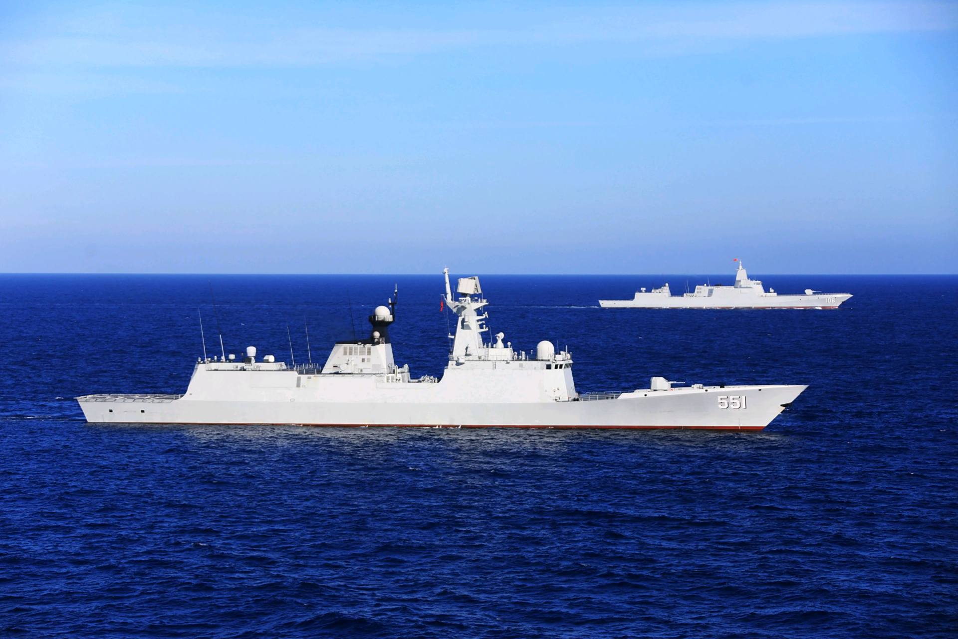 中国海军南海舰队的054ag型护卫舰"巴彦淖尔"(舷号551)号和055型大驱"