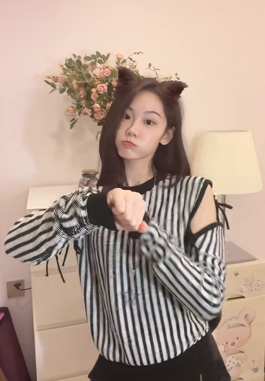 苗苗的妹妹在租来的别墅里跳舞,表情俏皮扮可爱,穿得也很时髦.