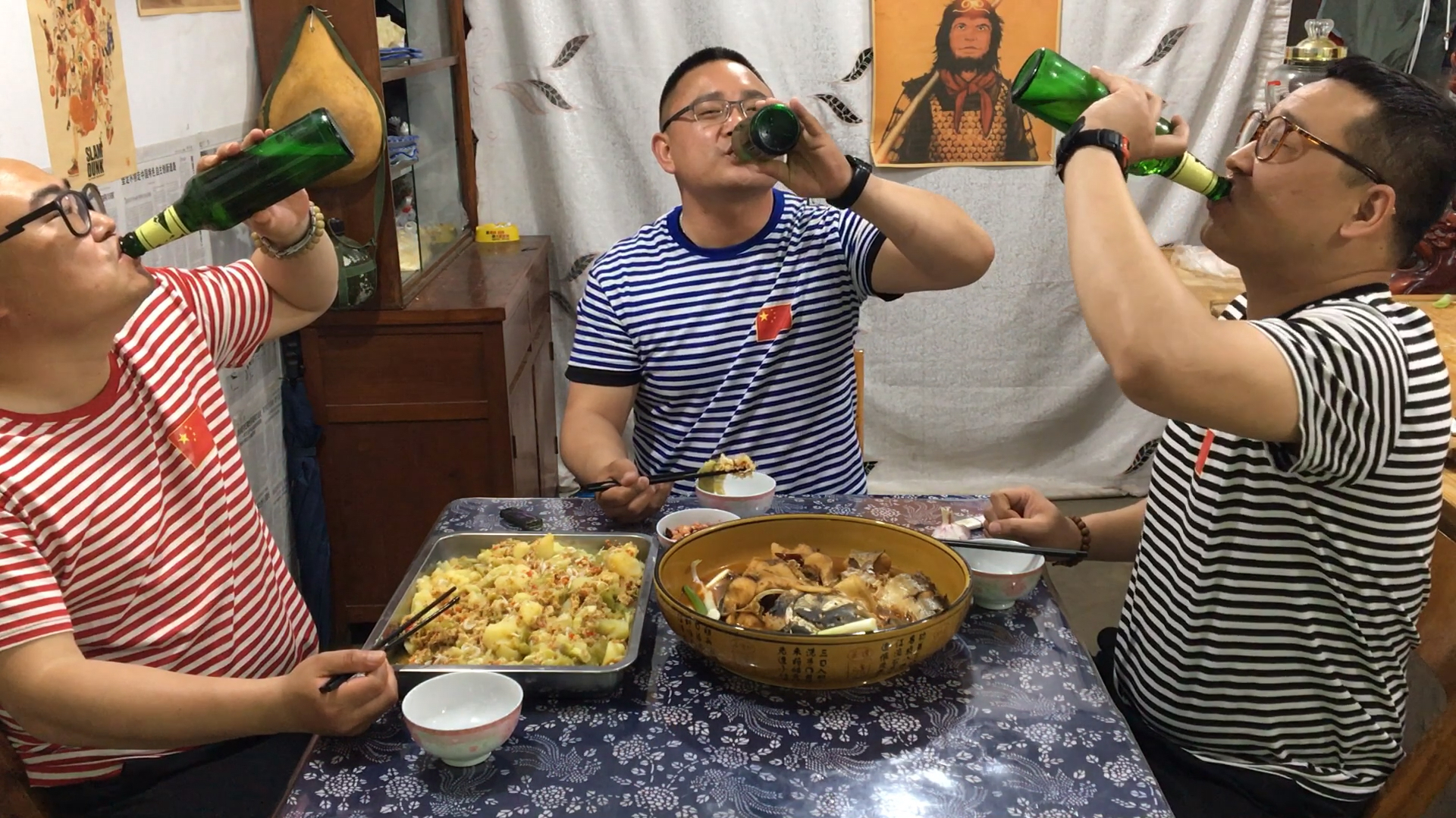 粉丝点两个菜:啤酒炖莲子鱼、尖椒焖子拌土豆大茄子,吃的真过瘾