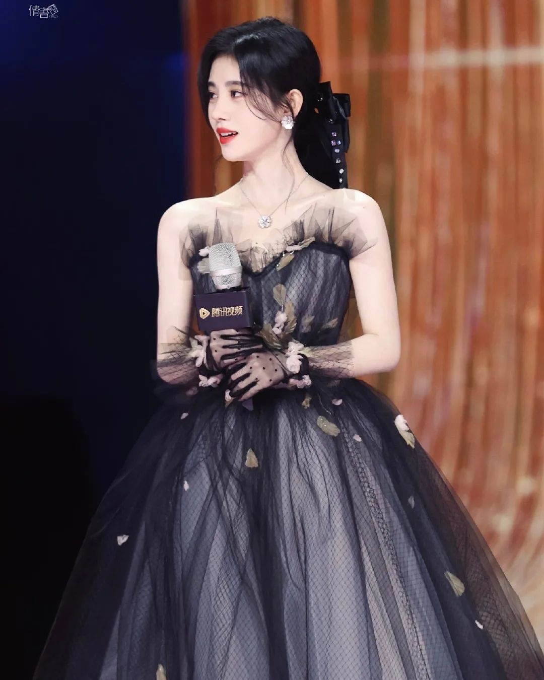 穿黑纱礼服的鞠婧祎