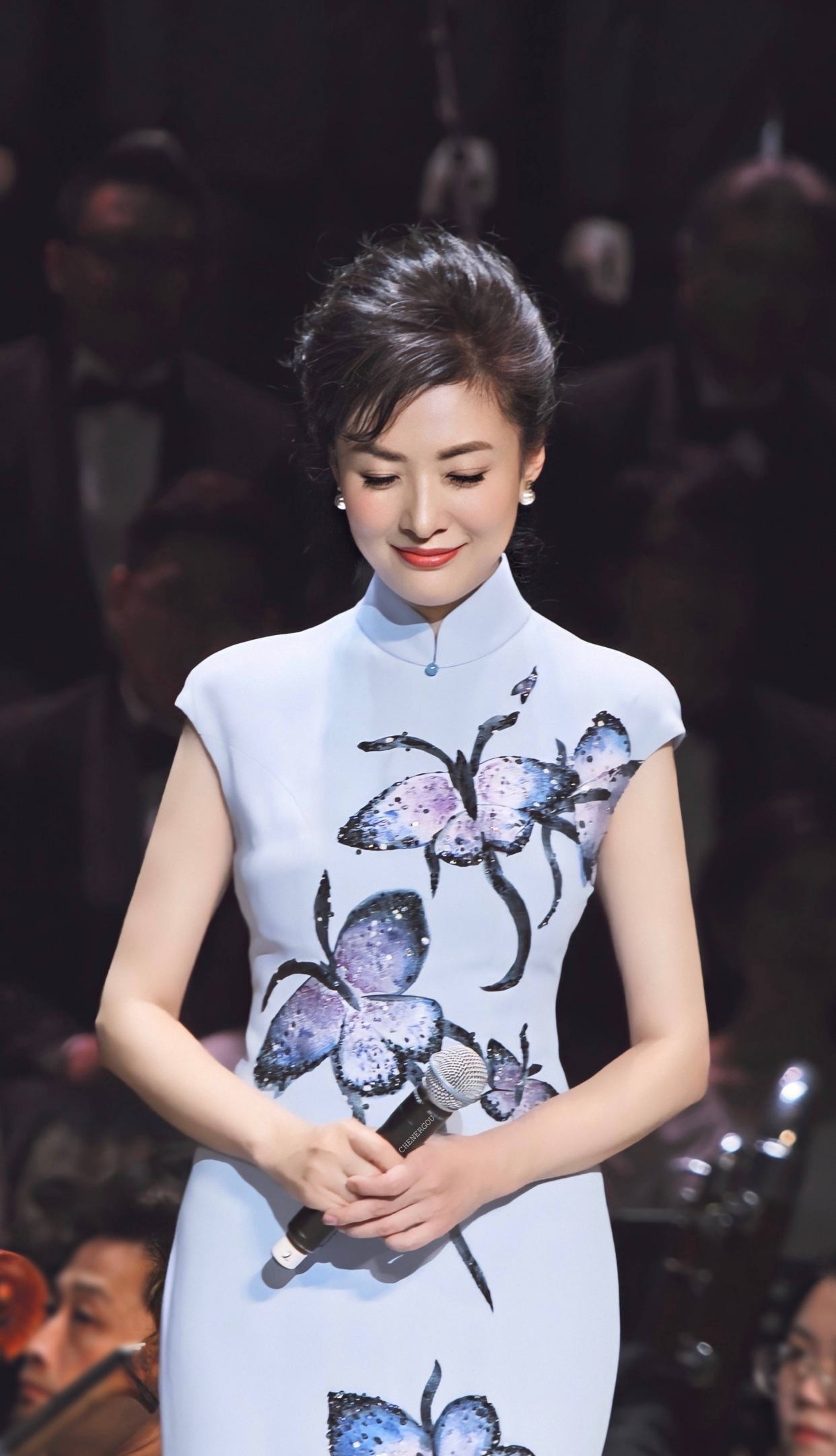 周涛真是韵味美人,蝴蝶旗袍彰显央视一姐魅力,高雅大气好迷人