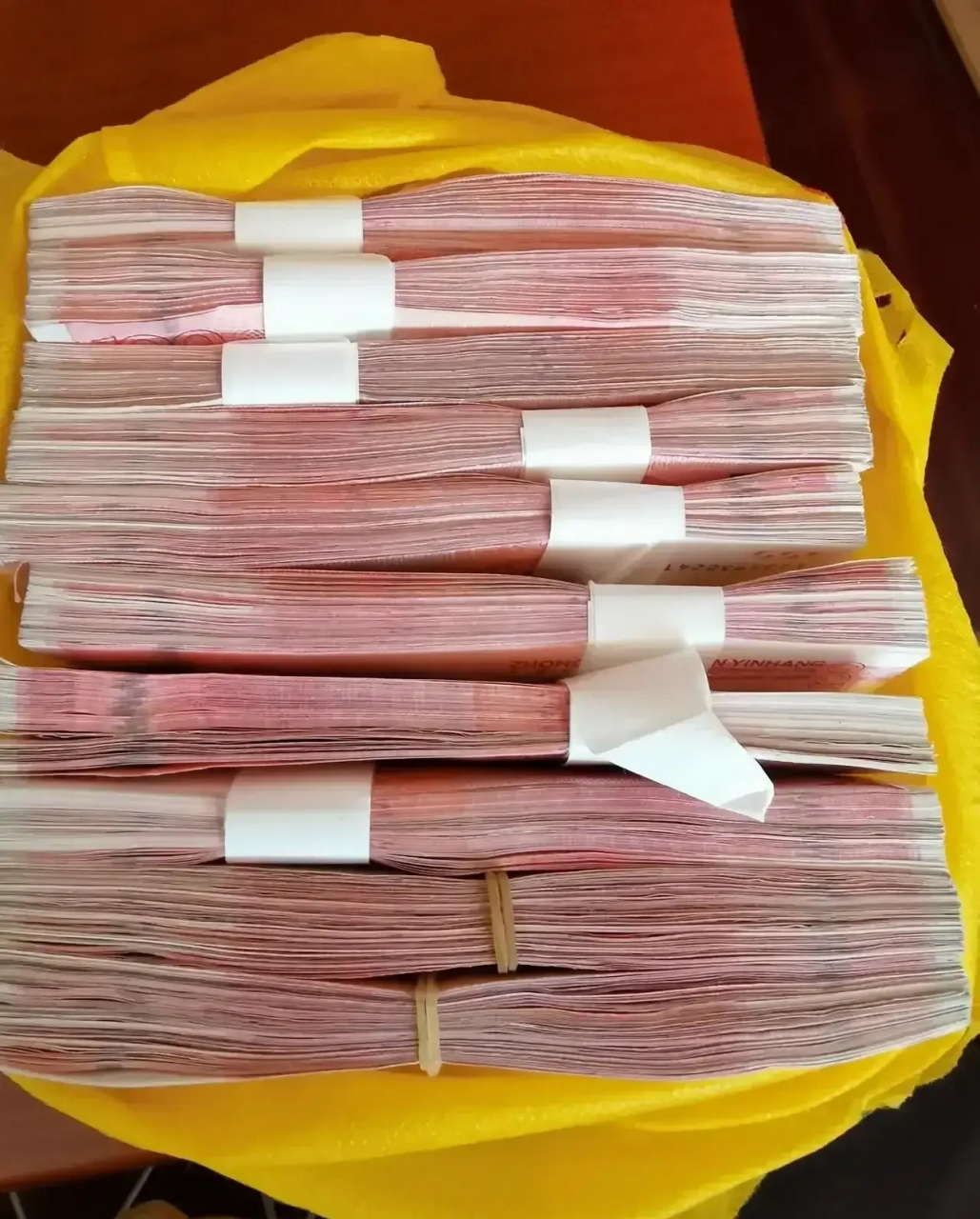 今天我去银行存钱,从包里拿出一些现金,工作人员问我钱从哪里来的