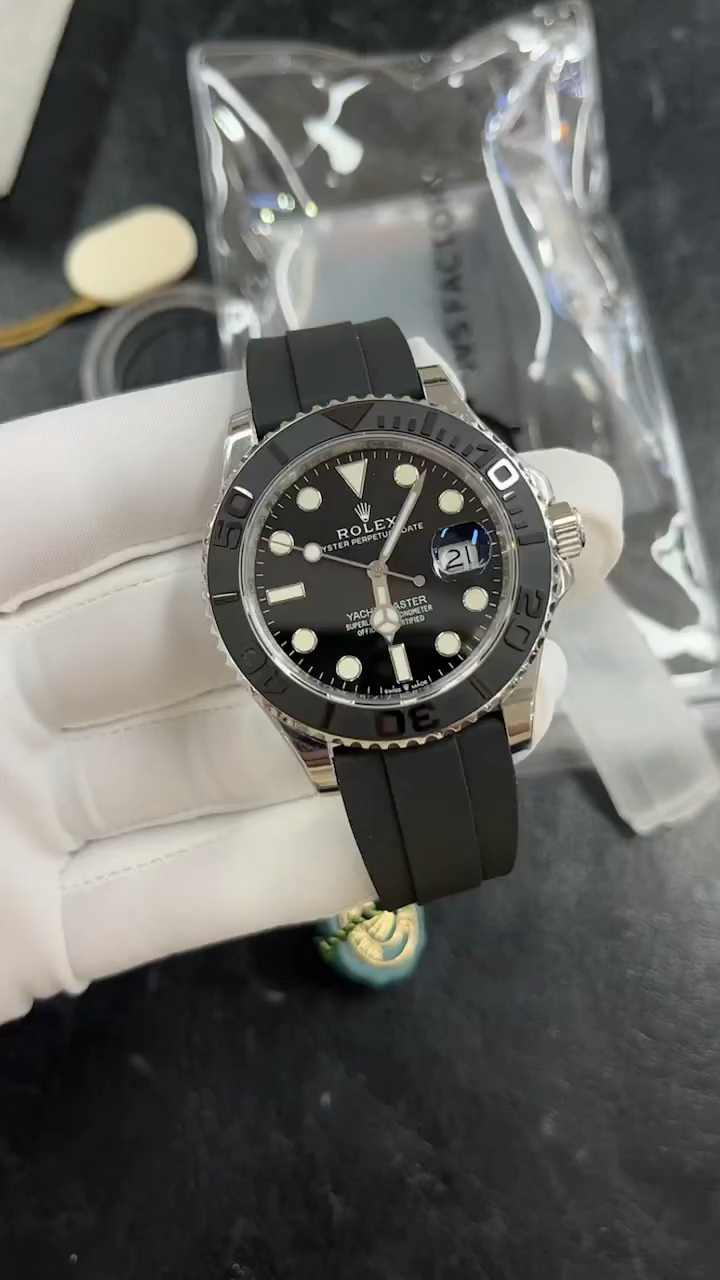 才发现劳力士游艇名仕腕表夜光效果非常明显,上手也让人眼前一亮,深受