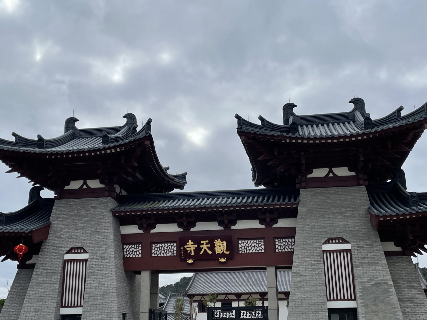 年轻人的第一柱香,这是位于汕尾陆河观天嶂寺庙,山上雾绕云行,霞彩