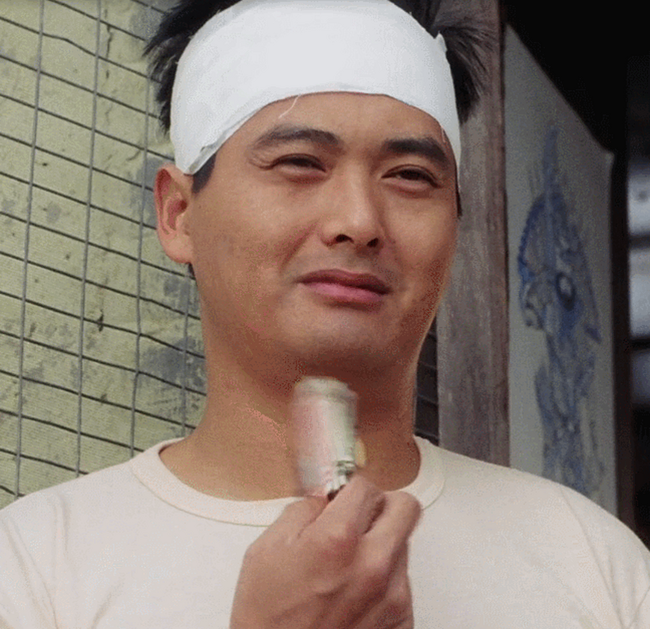 刘德华饰演的小混混表情浮夸,很是搞笑,达叔饰演的黑帮老大装腔作调