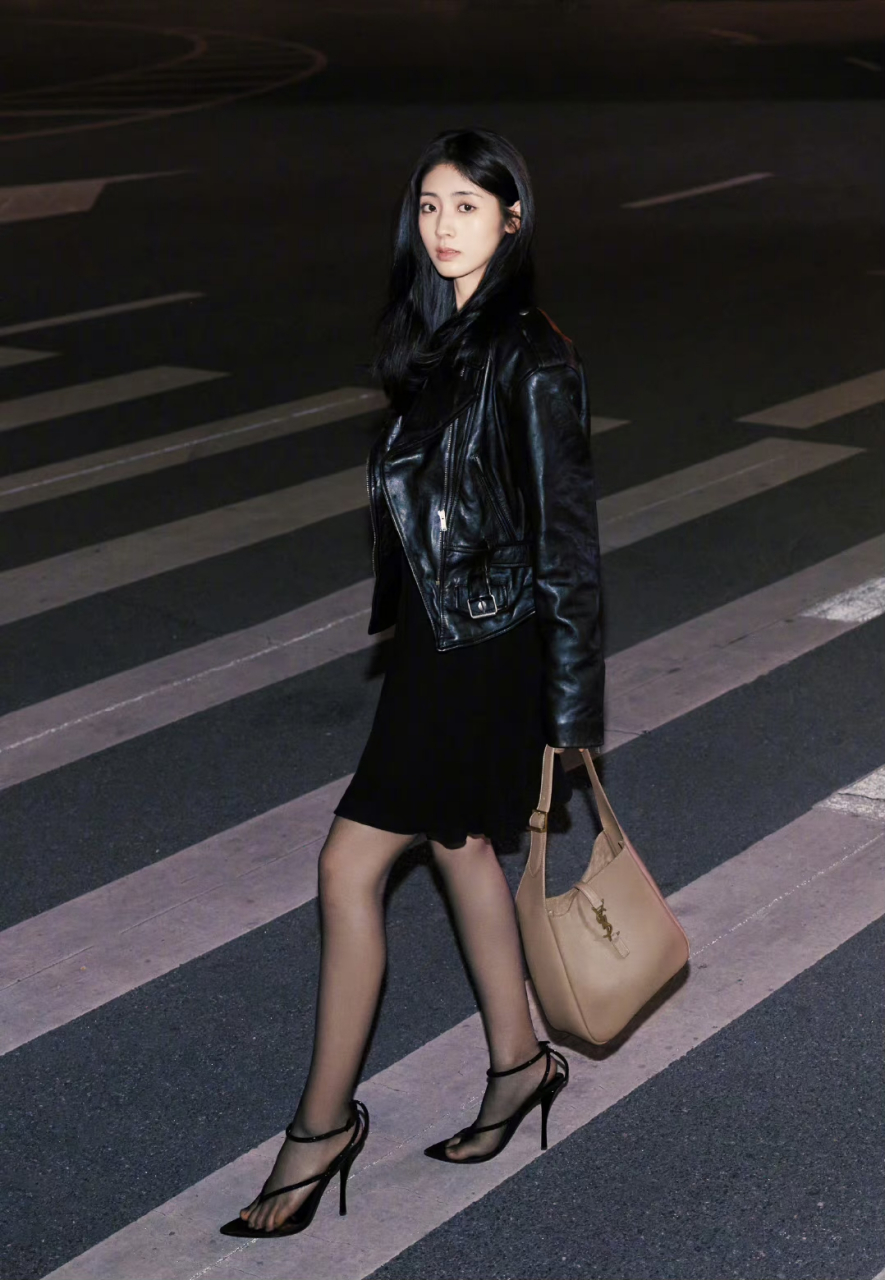 邢菲[舔屏][舔屏][色][色][色]黑丝还是透明的