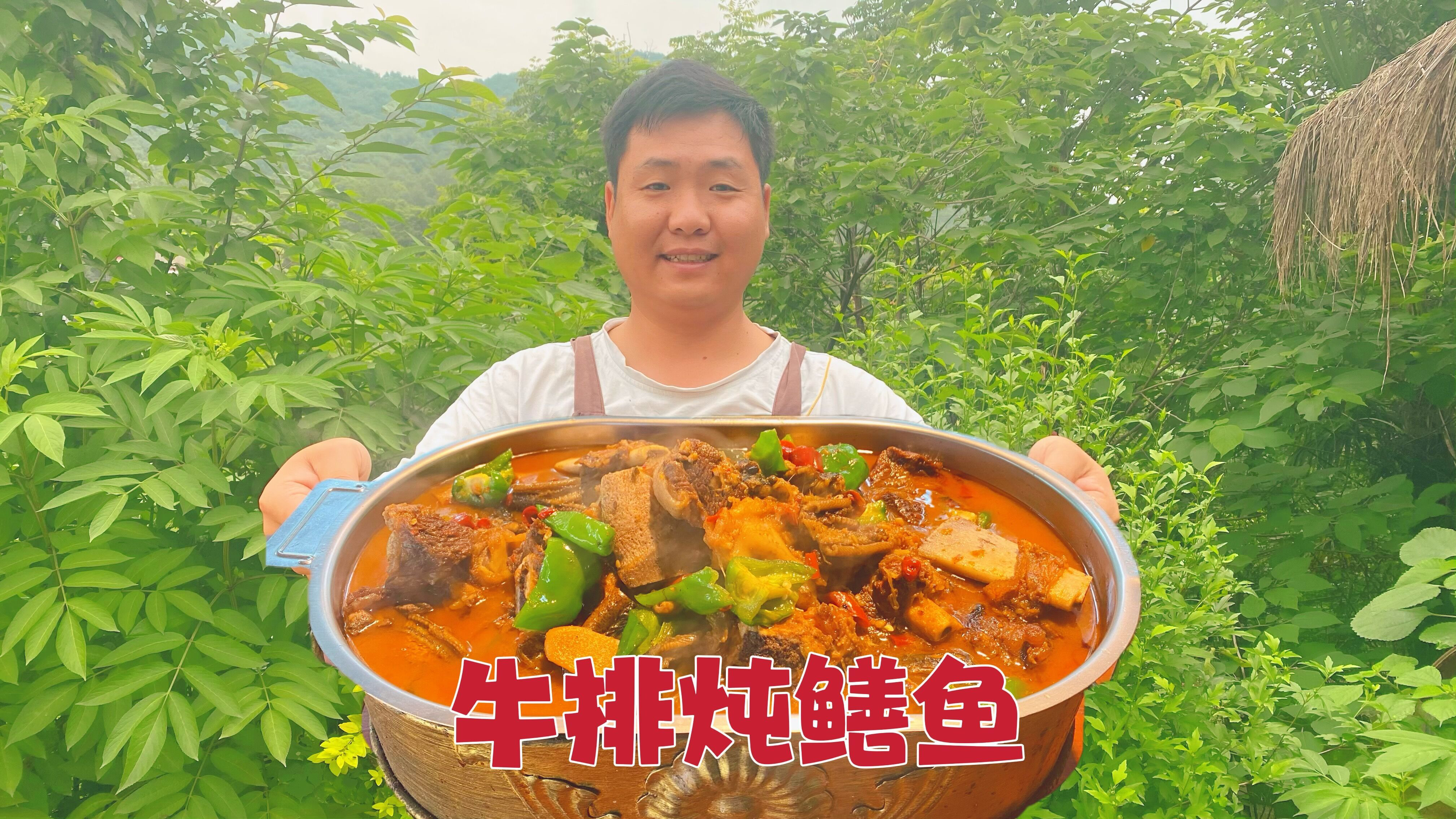 抓的鳝鱼有点少,加两根牛排骨一起炖,香辣下饭真是爽