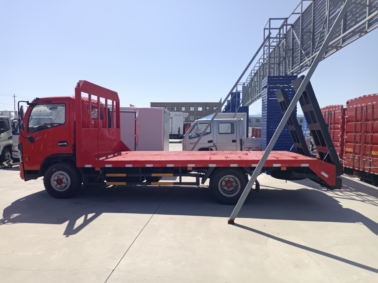 东风福瑞卡5.4米平板运输车,挖掘机拖板车