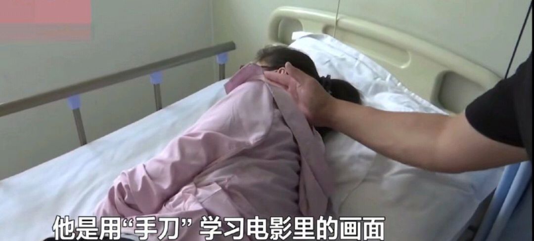 女主人熟睡,盗贼欲用"手刀"将其拍晕,谁料