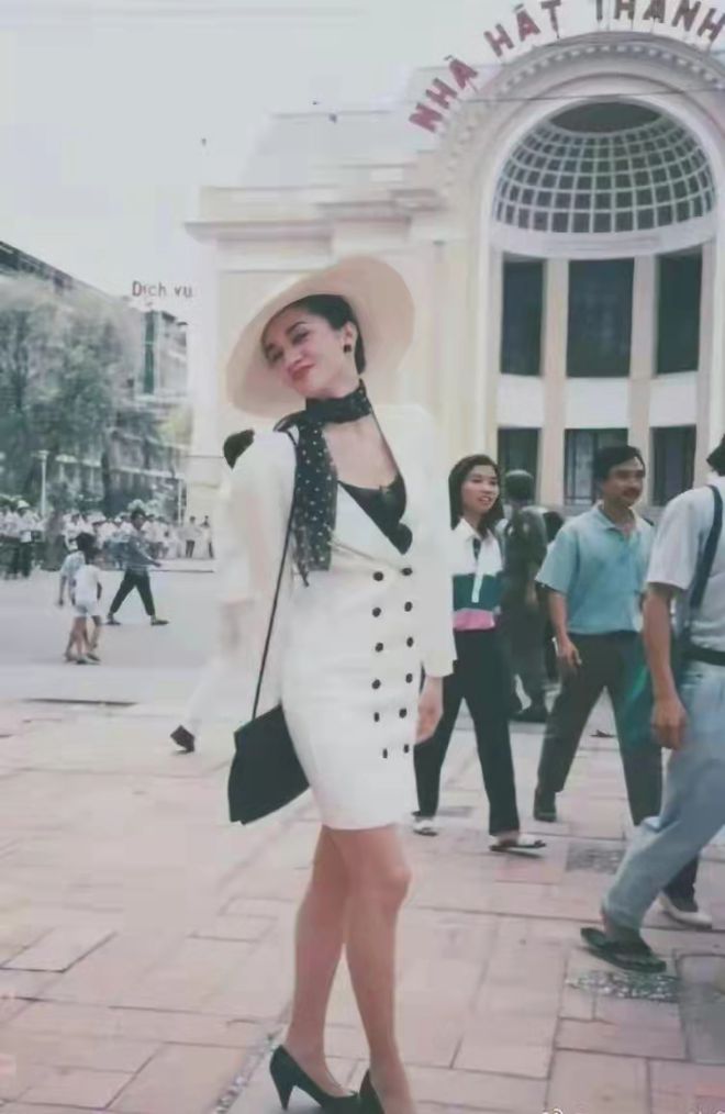 看了梅艳芳的打扮,我悟了:裙不配运动鞋,色不过三,更高级得体