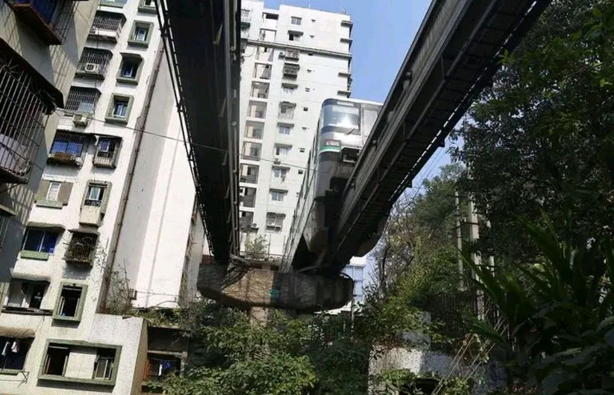 重庆轻轨2号线每天穿楼而过,不会吵到楼里生活的居民吗?