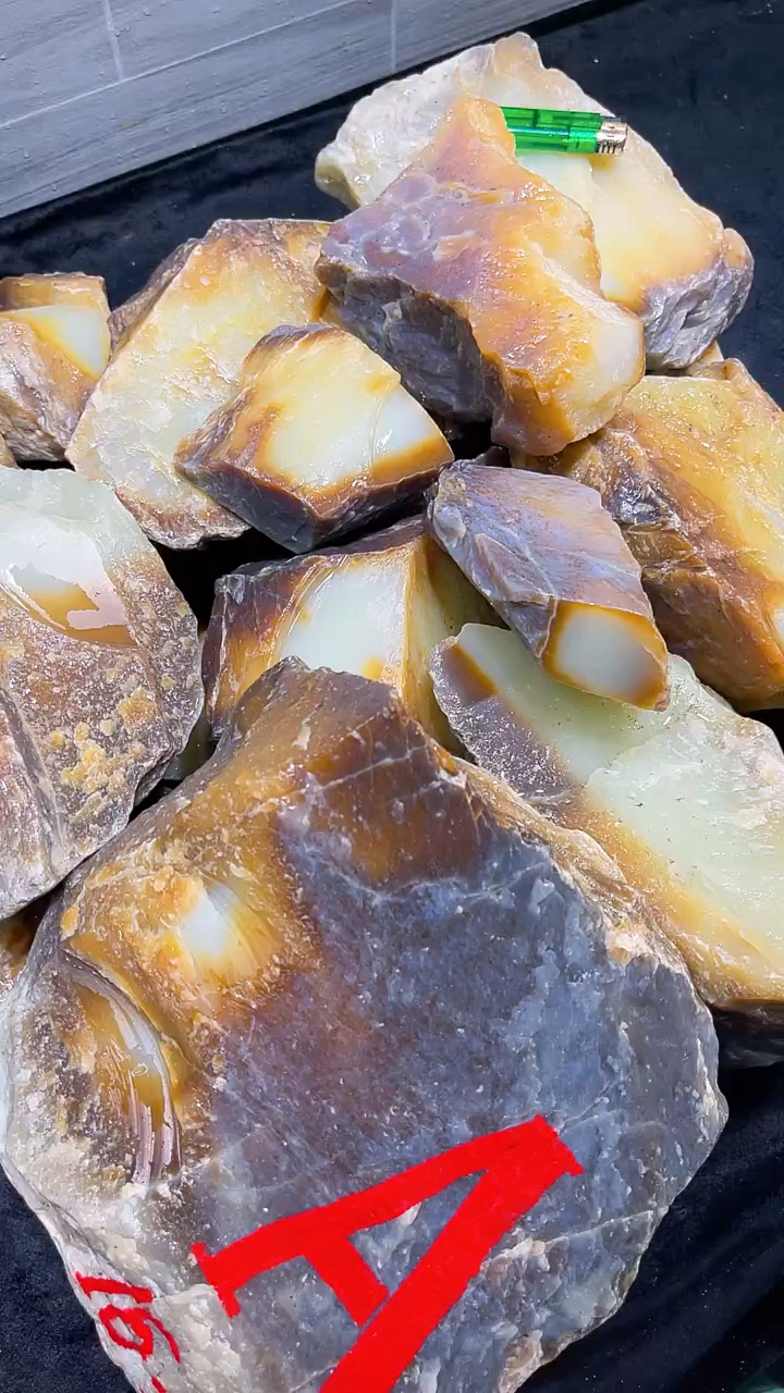 新疆和田玉且末糖白料,精细品质,可以做手镯,牌子,珠子等