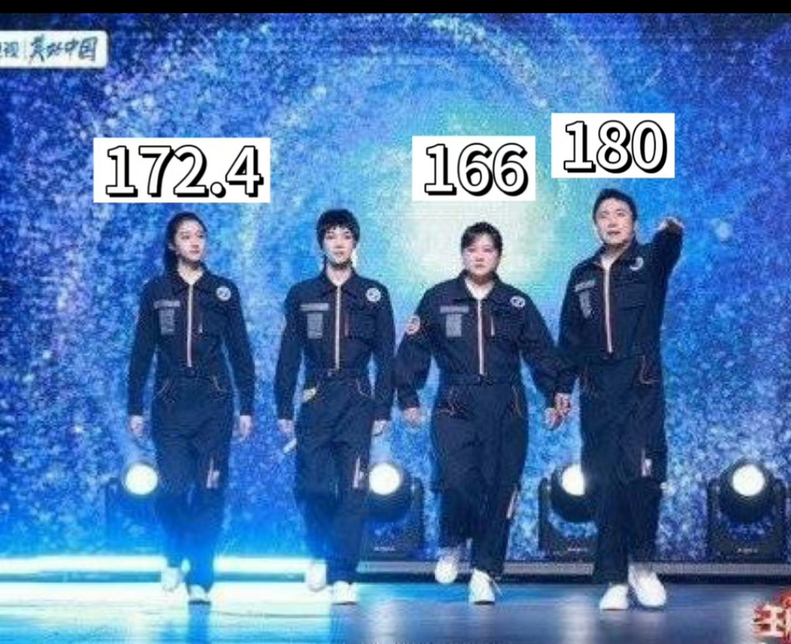 原来周深比何老师身高还小[抠鼻] 果然上帝为你关闭一只窗就会为你开