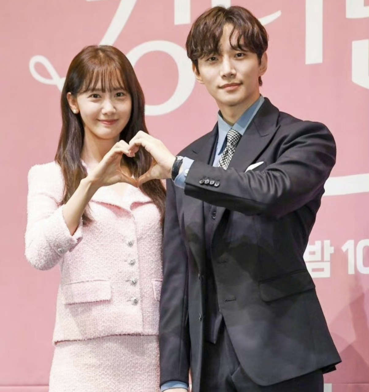 今日韩国媒体报道,李俊昊和林允儿恋情!随后双方公司否认了恋情!