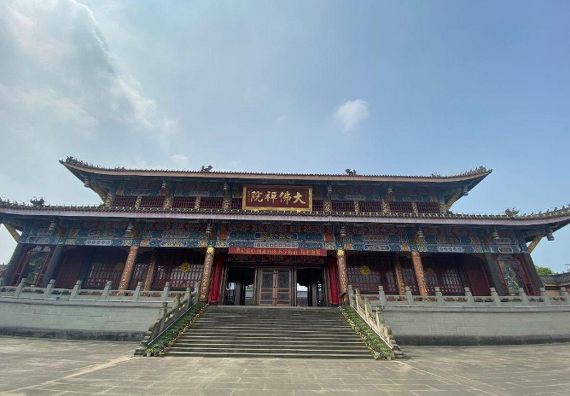 大佛禅院位于四川峨眉山市,是四川规模最大的寺庙之一,拥有多重大殿和