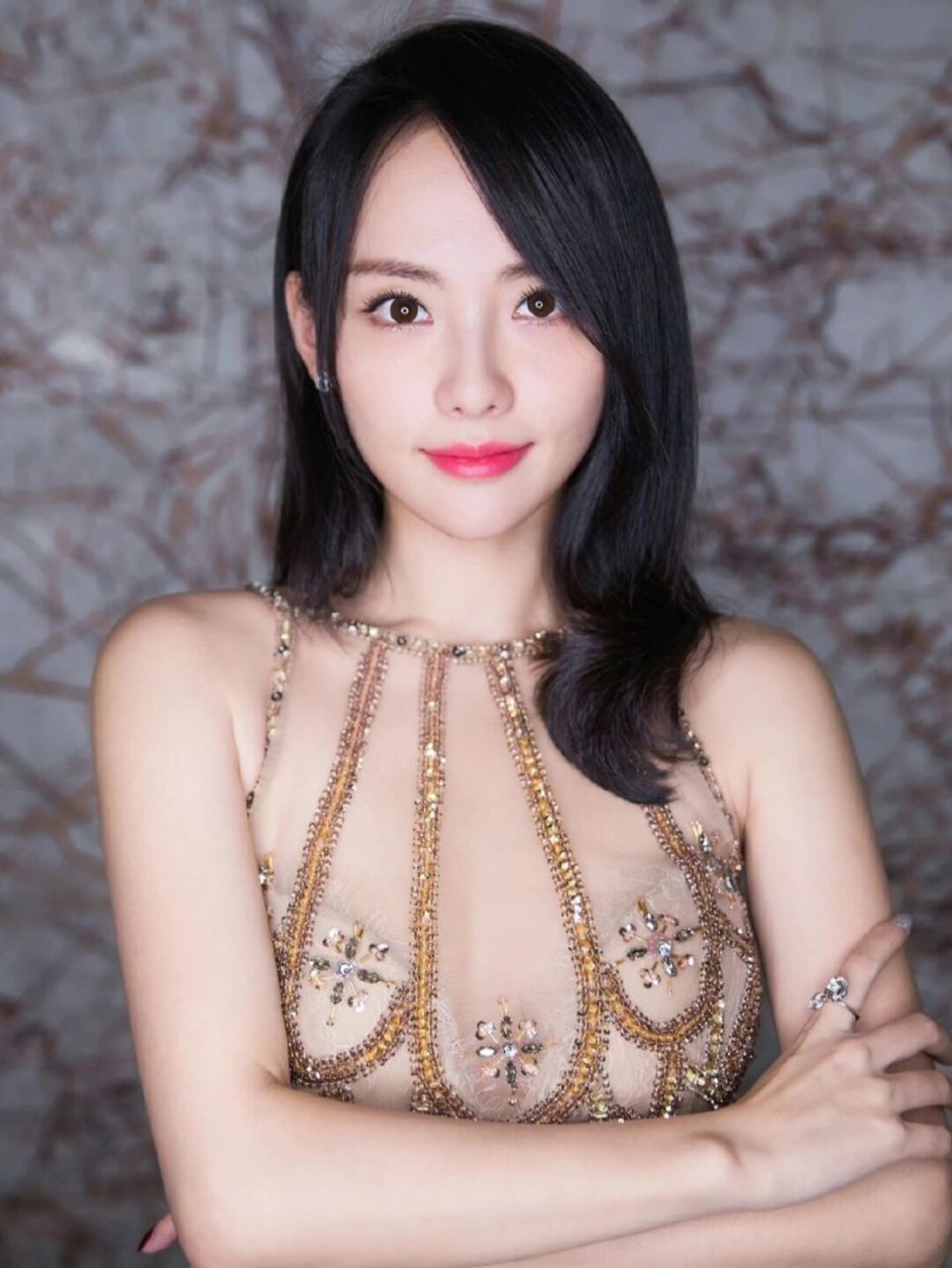 张佳妮的打扮是越来越成熟性感了,一些金色的礼服,华丽精致,性感时髦