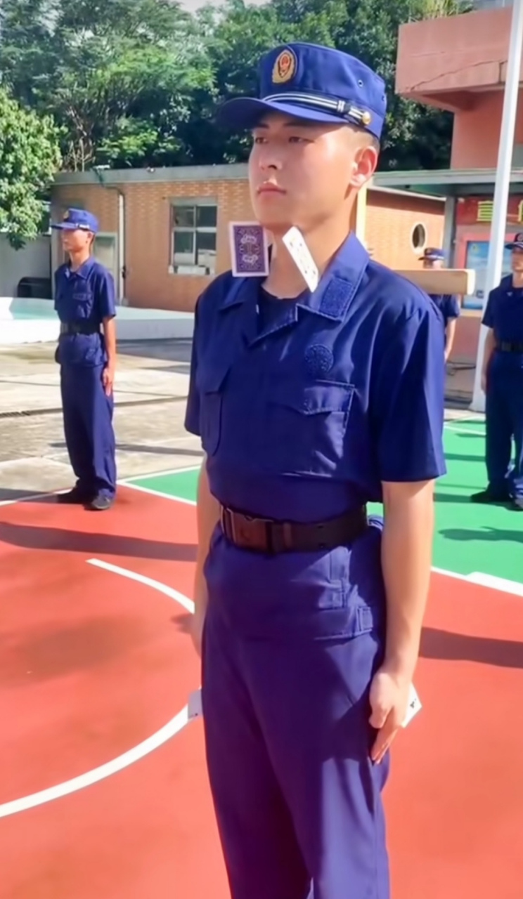 消防员站军姿,全身都是道具, 依旧铁骨铮铮纹丝不动