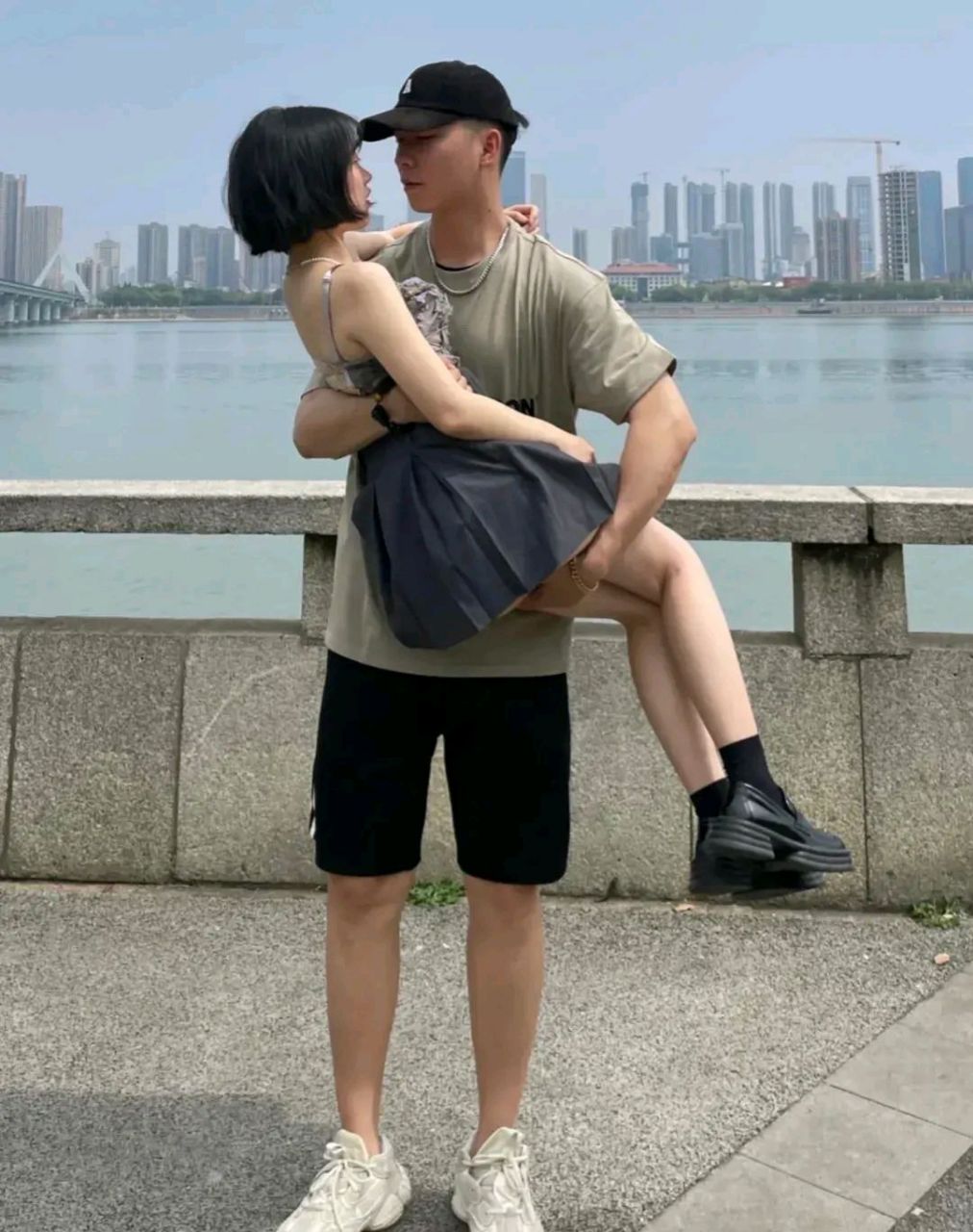 男的将近190,女的150左右,这应该是最萌身高差的最完美版本了.