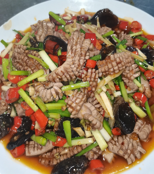 爆炒腰花是川菜中一道非常经典的菜品,口感爽脆无异味,超级好吃