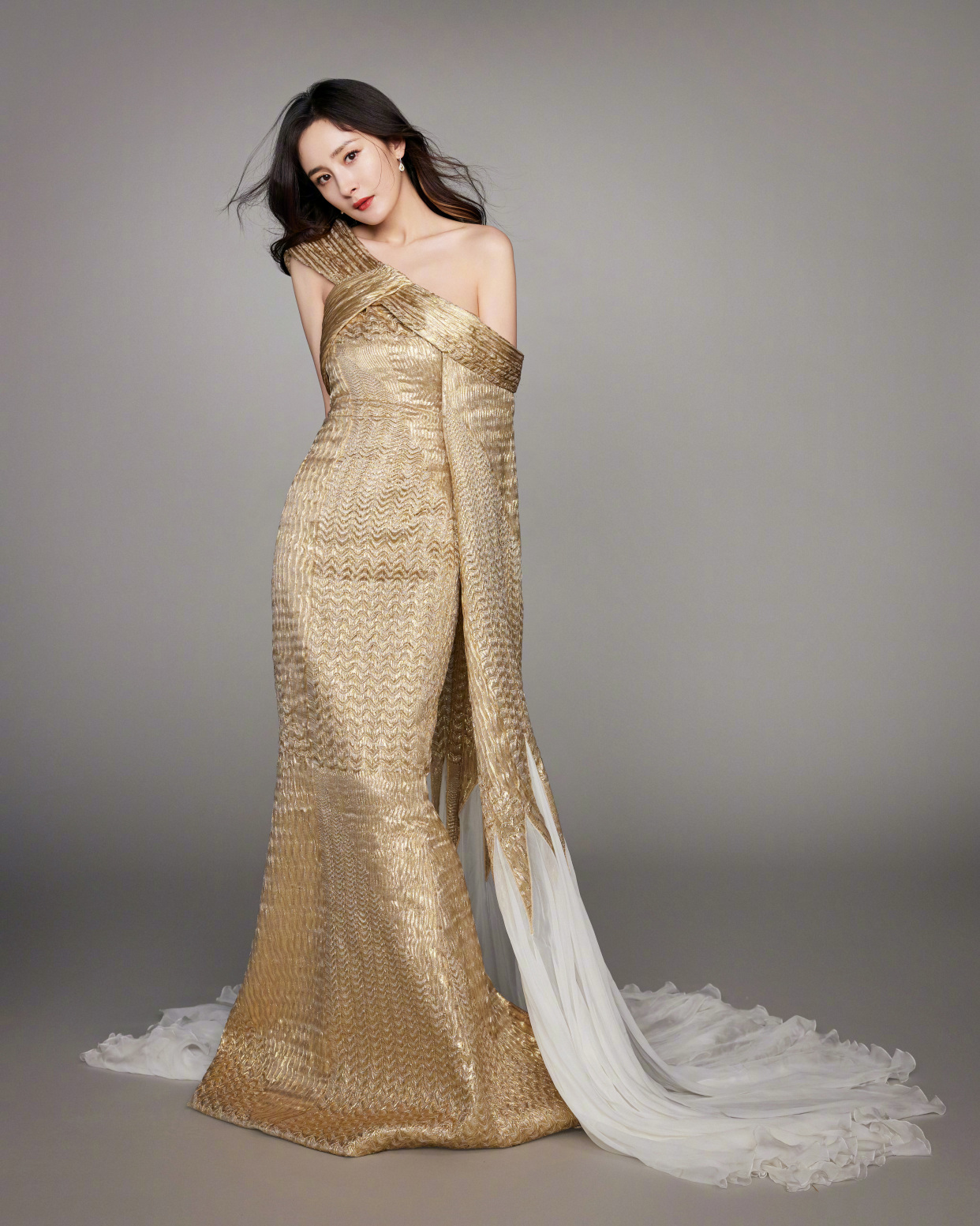 杨幂写真,一袭香槟金曳地披风裙,高贵优雅,明艳动人